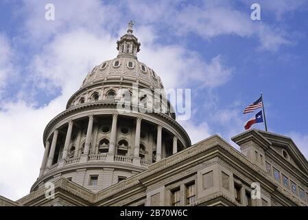 Austin, Texas USA, 2002: Le drapeau de l'État du Texas survole le drapeau américain au bâtiment du Capitole du Texas. ©Bob Daemmrich Banque D'Images