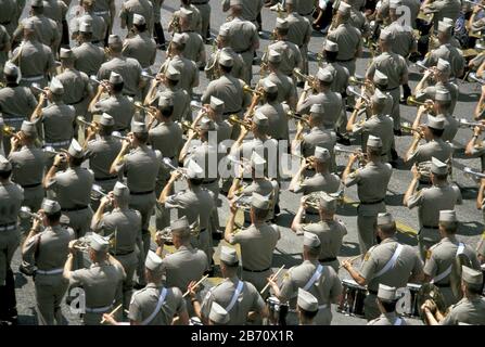 San Antonio, Texas États-Unis : le groupe d'aggie Fightn' Texas de l'université Texas A&M, célèbre groupe de corps de cadets, marche en parade. ©Bob Daemmrich Banque D'Images