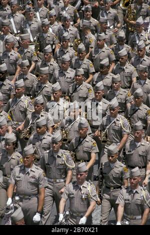 San Antonio, Texas États-Unis : le groupe d'aggie Fightn' Texas de l'université Texas A&M, célèbre groupe de corps de cadets, marche en parade. ©Bob Daemmrich Banque D'Images