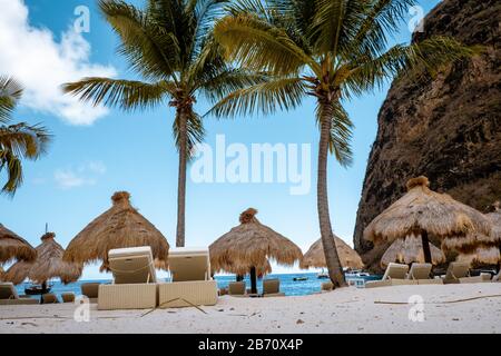 Plage de sucre Sainte-Lucie , une plage tropicale blanche publique avec palmiers et chaises de plage de luxe sur la plage de l'île Sainte-Lucie Caraïbes Banque D'Images
