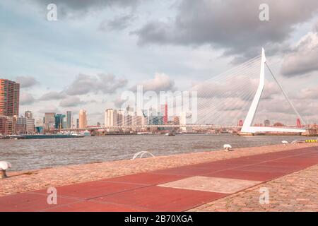 Rotterdam - 12 février 2019 : Rotterdam, les Pays-Bas au centre ville au crépuscule, rue en premier plan, Hollande-Méridionale, Rotterdam, Pays-Bas. Banque D'Images