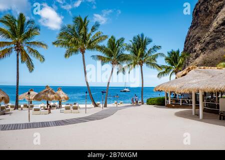 Plage de sucre Sainte-Lucie , une plage tropicale blanche publique avec palmiers et chaises de plage de luxe sur la plage de l'île Sainte-Lucie Caraïbes Banque D'Images