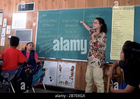 Austin, Texas USA: Une enseignante donne une leçon d'éducation civique en anglais et en espagnol dans un cours d'éducation bilingue de quatrième année à l'école élémentaire de Walnut Creek. M. ©Bob Daemmrich Banque D'Images