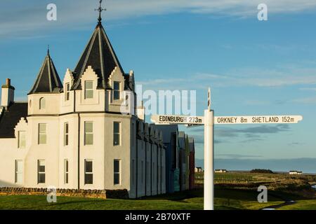 Le célèbre John O'Groats Hotel, avec le signe de la fin de la Grande-Bretagne, maintenant l'auberge à John O'Groats, John O'Groats, Caithness, Ecosse, Royaume-Uni Banque D'Images