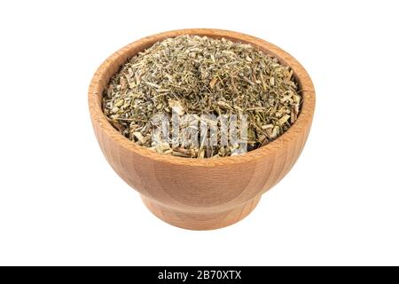 Herbe de wormwood ou dans l'herbe d'Absinthii herba latine dans un bol en bois isolé sur fond blanc. Herbes médicinales de guérison. Médecine de fines herbes. Alternative medi Banque D'Images