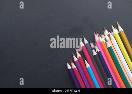 gros plan de crayons colorés sur le tableau noir Banque D'Images