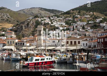 Bateaux ancrés dans le port maritime Argo Saronic Gulf de l'île grecque Hydra, Grèce Banque D'Images