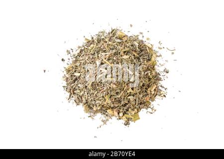 Herbe de wormwood ou dans le latin Absinthii herba herbe tas de isolé sur fond blanc. Herbes médicinales de guérison. Médecine de fines herbes. Médecine alternative Banque D'Images