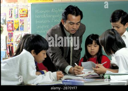 Austin Texas USA, 1995: Cours d'anglais langue seconde vietnamien à Walnut Creek Elementary enseigné par un professeur vietnamien. M. EC-144-148 ©Bob Daemmrich Banque D'Images