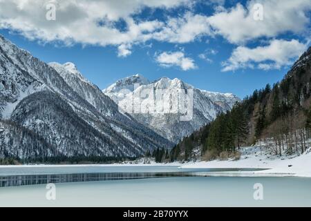 Vue panoramique sur le lac Predil et les Alpes autour de Tarvisio, Italie Banque D'Images