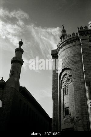 Photographie de voyage en noir et blanc - Mosquée et madrassa du Sultan Hassan et de la Mosquée Al Rifai au Caire islamique en Egypte en Afrique du Nord Moyen-Orient Banque D'Images