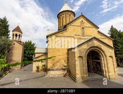 La cathédrale de Sioni, l'une des nombreuses églises orthodoxes géorgiennes de Tbilissi, Géorgie, se trouve dans la vieille ville entourée d'arbres Banque D'Images