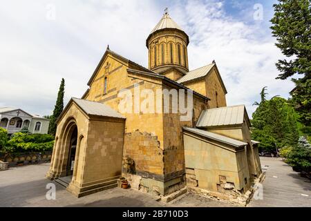 La cathédrale de Sioni, l'une des nombreuses églises orthodoxes géorgiennes de Tbilissi, Géorgie, se trouve dans la vieille ville entourée d'arbres Banque D'Images