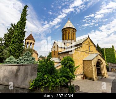 La cathédrale de Sioni, l'une des nombreuses églises orthodoxes géorgiennes de Tbilissi, Géorgie, se trouve dans la vieille ville entourée d'arbres Banque D'Images