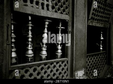 Photographie de voyage en noir et blanc - Shisha hookah pipes à Khan Al Khalili au Caire en Egypte en Afrique du Nord Moyen-Orient Banque D'Images