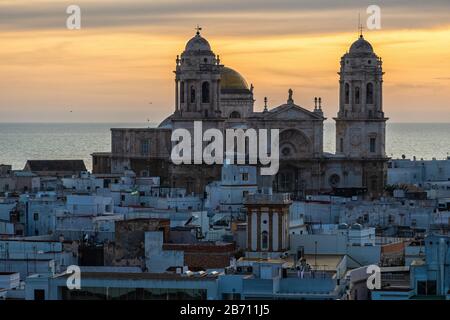 Cathédrale Cadix en Espagne au coucher du soleil Banque D'Images