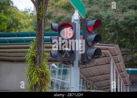 Le signal de passage pour piétons avec minuterie et feux de circulation à l'intersection permet aux piétons et à la circulation routière d'utiliser l'alternance de passage à niveau Banque D'Images