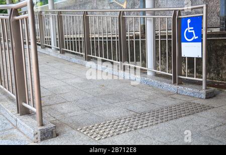 Panneau de rampe d'accès pour rampe de fauteuil roulant, plan incliné installé en plus ou au lieu des escaliers, pour les utilisateurs de fauteuil roulant, les personnes poussant les poussettes, Banque D'Images