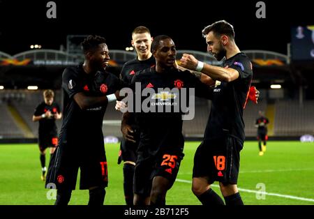 Odion Ighalo (au centre) de Manchester United célèbre son premier but du match avec ses coéquipiers lors de la ronde de 16 matchs de la première jambe de l'UEFA Europa League à Linzer Stadion, Linz. Banque D'Images