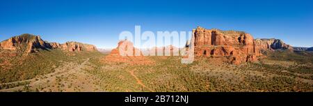 Panorama aérien de Bell Rock et de Courthouse Butte à Sedona, Arizona avec un ciel bleu clair et lumineux. Banque D'Images