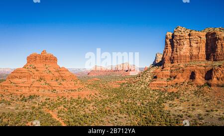 Panorama aérien du palais de justice Butte à Sedona, Arizona avec un ciel bleu clair et lumineux. Banque D'Images