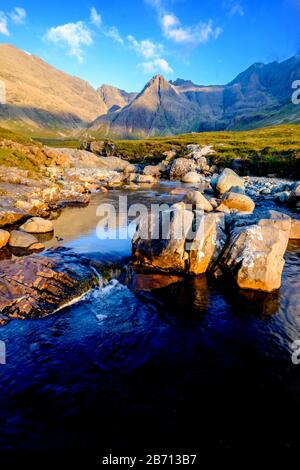 Rivière et montagnes près des Piscines Fairy de Glen Fragile, île de Skye, Écosse Banque D'Images