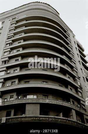 Travel Photography - la vieille banque nationale et l'immeuble Immobilier dans le centre-ville du Caire en Egypte en Afrique du Nord Moyen-Orient - modernité moderne Banque D'Images