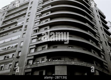 Travel Photography - la vieille banque nationale et l'immeuble Immobilier dans le centre-ville du Caire en Egypte en Afrique du Nord Moyen-Orient - modernité moderne Banque D'Images