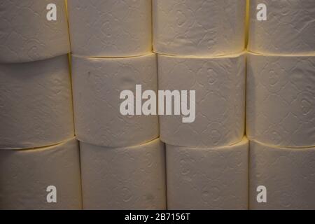 Une pile de rouleaux de papier toilette empilés. Papier toilette paniquer acheter et hoarding Banque D'Images