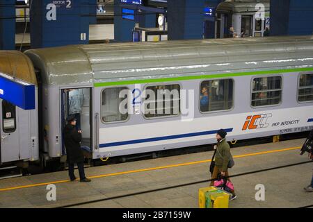 Varsovie, Pl. 12 mars 2020. Les passagers sont vus à la gare centrale de Varsovie, en Pologne, le 12 mars 2020. La Pologne a confirmé qu'elle était la première victime du coronavirus avec 51 cas confirmés jeudi. Mercredi, PM Mateusz Morawiecki a annoncé la fermeture de tous les établissements d'enseignement pour deux semaines à compter du lundi. (Photo De Jaap Arrens/Sipa Usa) Crédit: Sipa Usa/Alay Live News Banque D'Images