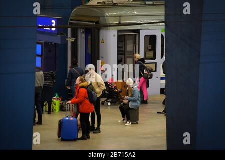 Varsovie, Pl. 12 mars 2020. Les passagers sont vus à la gare centrale de Varsovie, en Pologne, le 12 mars 2020. La Pologne a confirmé qu'elle était la première victime du coronavirus avec 51 cas confirmés jeudi. Mercredi, PM Mateusz Morawiecki a annoncé la fermeture de tous les établissements d'enseignement pour deux semaines à compter du lundi. (Photo De Jaap Arrens/Sipa Usa) Crédit: Sipa Usa/Alay Live News Banque D'Images