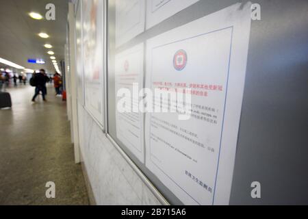 Varsovie, Pl. 12 mars 2020. Les signes anglais, arabe, polonais et chinois demandant aux passagers qui se sont rendus en Chine, en Iran, en Corée et en Italie pour contacter les autorités sanitaires sont visibles à la gare centrale de Varsovie, en Pologne, le 12 mars 2020. La Pologne a confirmé qu'elle était la première victime du coronavirus avec 51 cas confirmés jeudi. Mercredi, PM Mateusz Morawiecki a annoncé la fermeture de tous les établissements d'enseignement pour deux semaines à compter du lundi. (Photo De Jaap Arrens/Sipa Usa) Crédit: Sipa Usa/Alay Live News Banque D'Images