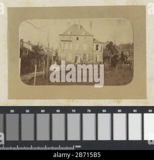 Landhuis met tuin à Frankrijk Onderdeel van Album van een Franse amateurfotograaf a rencontré des opnoms van familie, militairen, industriel, landschappen en beziens Banque D'Images