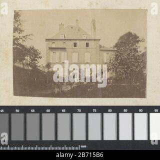 Landhuis met tuin à Frankrijk Onderdeel van Album van een Franse amateurfotograaf a rencontré des opnoms van familie, militairen, industriel, landschappen en beziens Banque D'Images