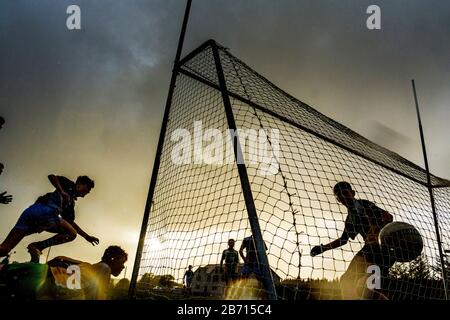 Glenties, Comté de Donegal, Irlande. 12 mars 2020. Photo de fichier. Glenties, Comté de Donegal, Irlande. L'Association gaélique d'athlétisme d'Irlande (GAA) - le corps qui coordonne les sports irlandais de Hurling, Gaélique football et Camogie - a annoncé la suspension de tous les matchs, Entraînement et rencontres de clubs à tous les niveaux - de la pratique des moins de 8 ans aux équipes de championnat inter-comtés - jusqu'au 29 mars 2020 - comme mesure de précaution contre la propagation du coronavirus, Covid-19. L'image montre le match de moins de 16 ans cette saison. Banque D'Images