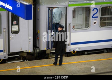 Varsovie, Pl. 12 mars 2020. Les passagers sont vus à la gare centrale de Varsovie, en Pologne, le 12 mars 2020. La Pologne a confirmé qu'elle était la première victime du coronavirus avec 51 cas confirmés jeudi. Mercredi, PM Mateusz Morawiecki a annoncé la fermeture de tous les établissements d'enseignement pour deux semaines à compter du lundi. (Photo De Jaap Arrens/Sipa Usa) Crédit: Sipa Usa/Alay Live News Banque D'Images