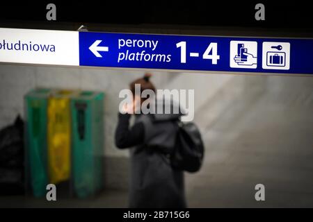 Varsovie, Pl. 12 mars 2020. Les passagers sont vus à la gare centrale de Varsovie, en Pologne, le 12 mars 2020. La Pologne a confirmé qu'elle était la première victime du coronavirus avec 51 cas confirmés jeudi. Mercredi, PM Mateusz Morawiecki a annoncé la fermeture de tous les établissements d'enseignement pour deux semaines à compter du lundi. (Photo De Jaap Arrens/Sipa Usa) Crédit: Sipa Usa/Alay Live News Banque D'Images