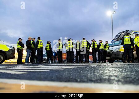 Glasgow, Royaume-Uni. 12 mars 2020. Football: Europa League, Glasgow Rangers - Bayer Leverkusen, knockout rondes, les seize dernières, premières jambes au stade Ibrox. Les policiers se tiennent devant le stade devant le bloc ventilateur Leverkusen. Crédit: David Inderlied/Dpa/Alay Live News Banque D'Images