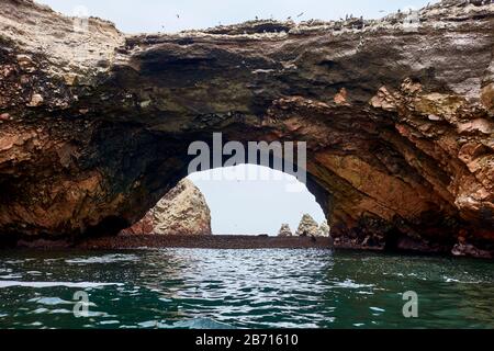 Arche de grotte aux îles Ballestas, Paracas Banque D'Images