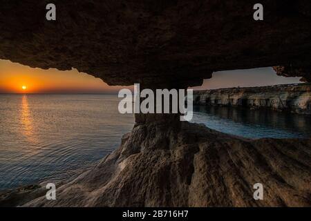 Grottes marines dans le parc national du Cap Greko, près d'Ayia Napa et de Protaras sur l'île de Chypre Banque D'Images