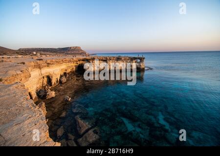 Arche de pierre et de la mer. Cap Greco, Agia Napa, Chypre Banque D'Images