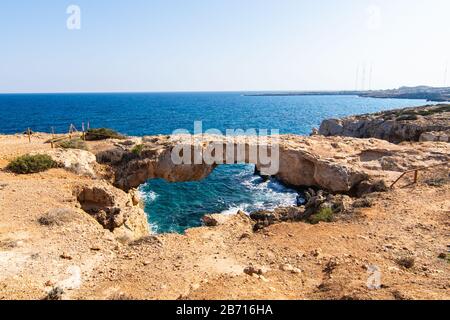 Arche de pierre et de la mer. Cap Greco, Agia Napa, Chypre Banque D'Images