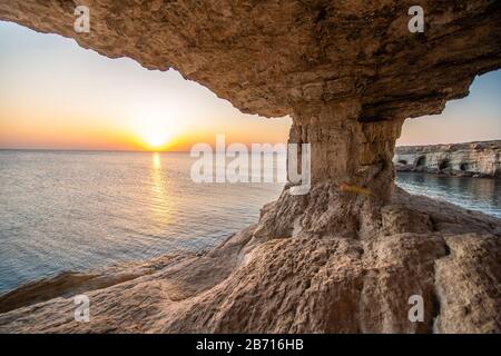 Grottes marines dans le parc national du Cap Greko, près d'Ayia Napa et de Protaras sur l'île de Chypre Banque D'Images