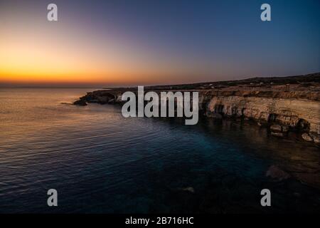 Célèbres grottes de la mer à Ayia Napa Chypre - vue aérienne - fond de la nature Banque D'Images