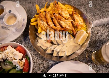 Fruits de mer sur la plaque avec sauce Banque D'Images