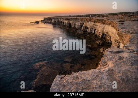 Célèbres grottes de la mer à Ayia Napa Chypre - vue aérienne - fond de la nature Banque D'Images