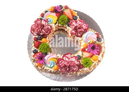 Gâteau bouffant, pour des vacances pour les femmes, un coeur avec des fruits et des fleurs. Isolé sur un fond blanc Banque D'Images