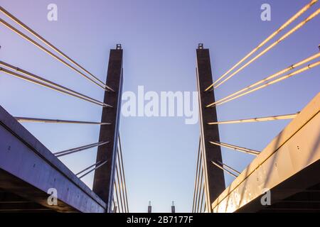 vue sur le pont à l'aide d'un câble coucher de soleil architecture ingénierie urbaine Banque D'Images