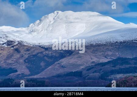 Ben Lomond vu de Luss, sur les rives du Loch Lomond, en Écosse Banque D'Images