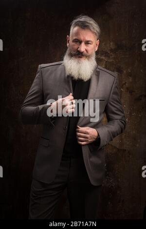 Portrait d'un homme du Moyen-âge avec barbe et moustache Se Posant en Tenue Formelle sur Fond sombre, foyer sélectif Banque D'Images
